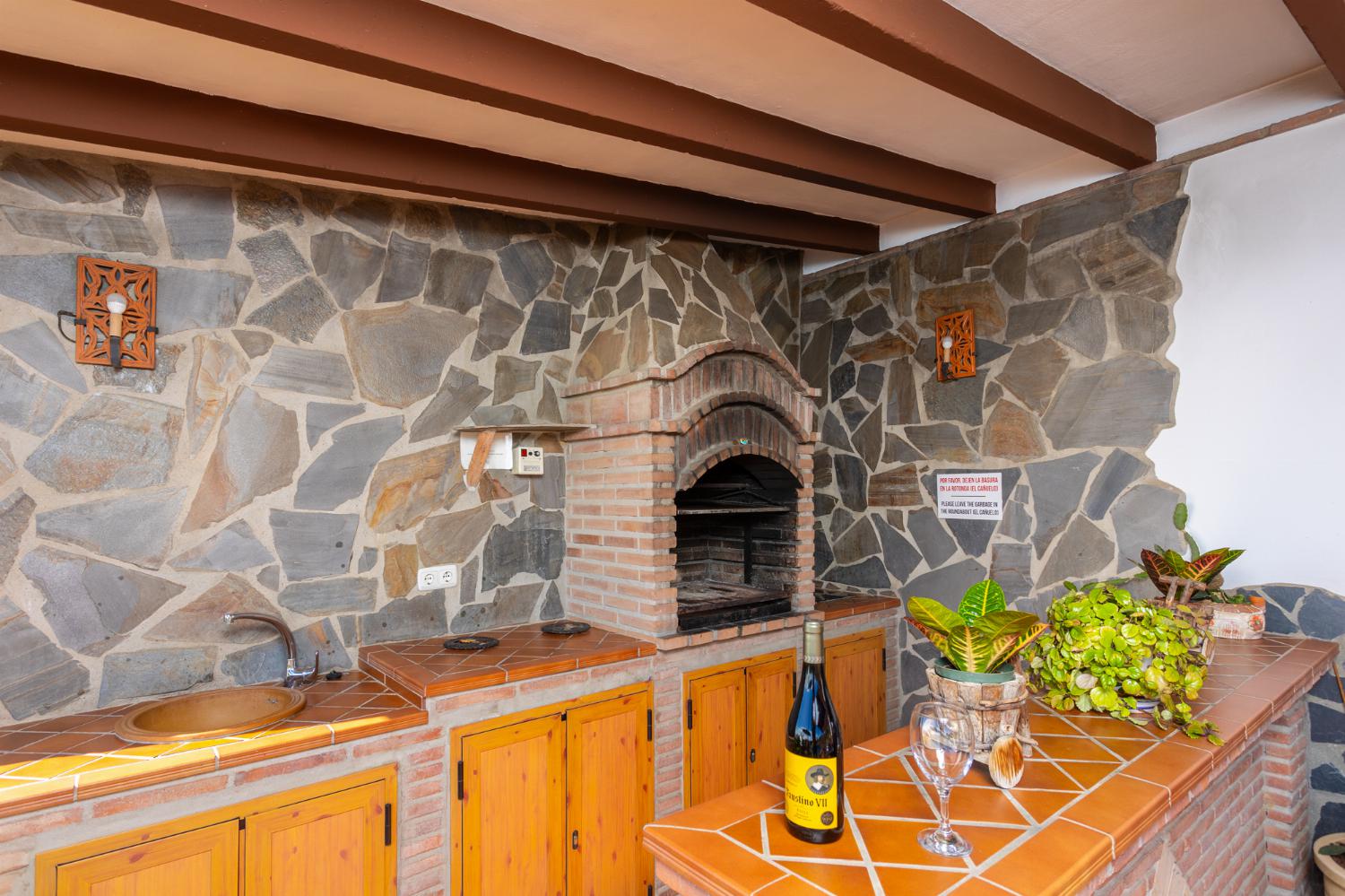 Sheltered terrace with BBQ