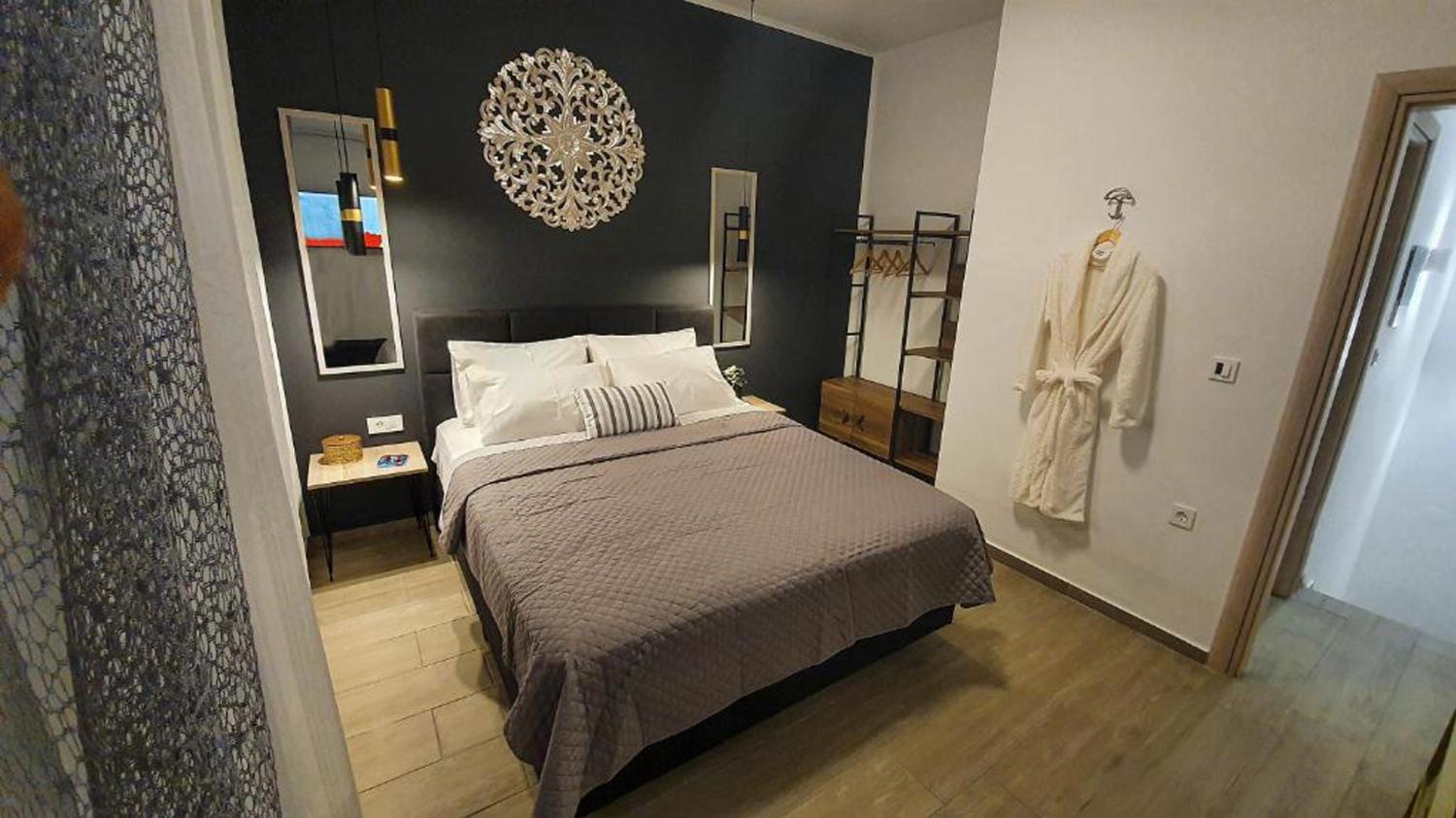 Double bedroom with en suite bathroom