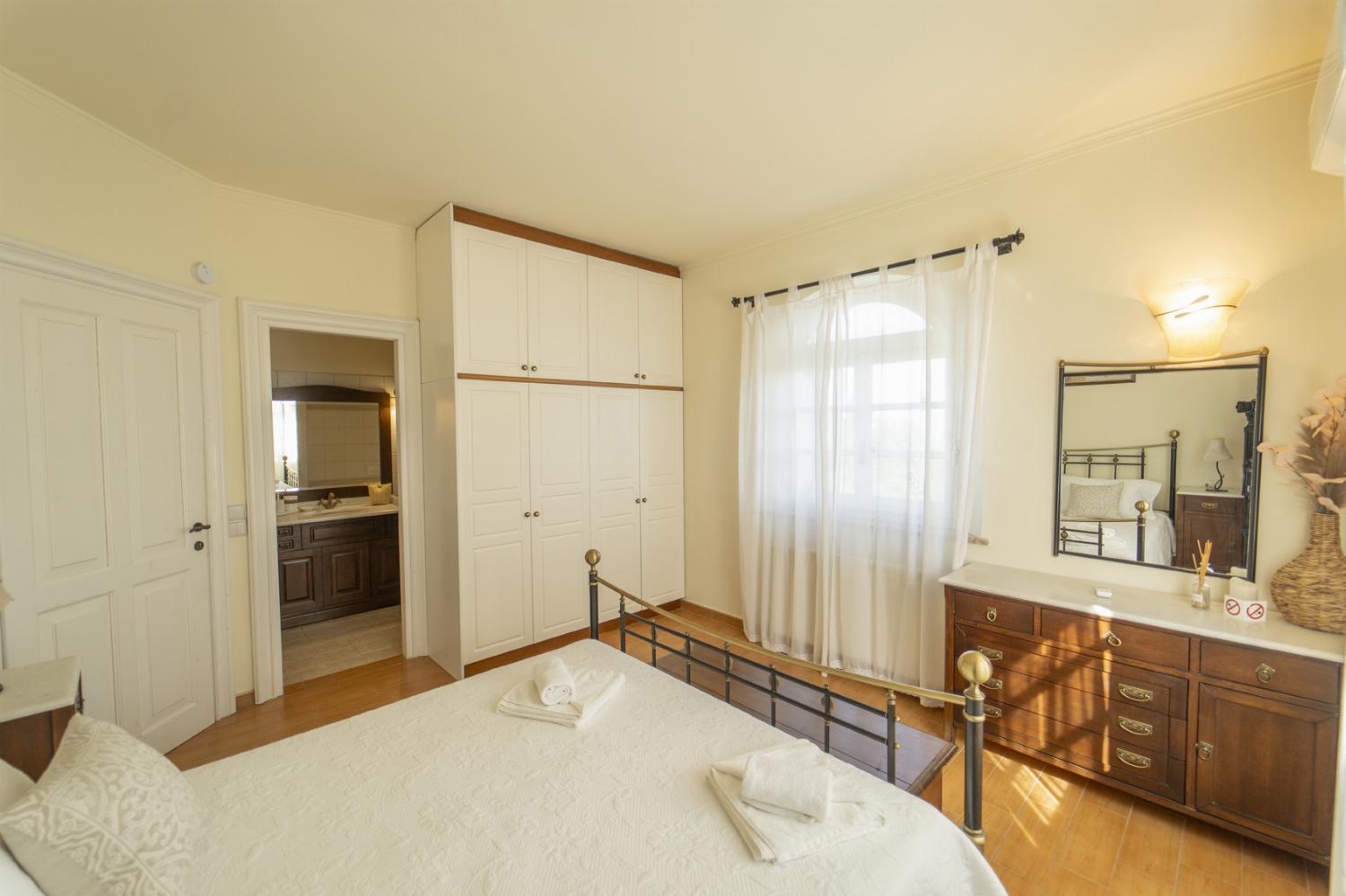 Double bedroom with en suite bathroom, A/C