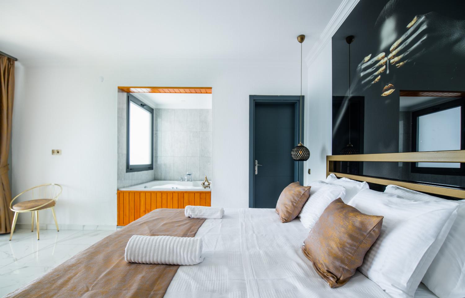 Double bedroom with en suite bathroom, A/C