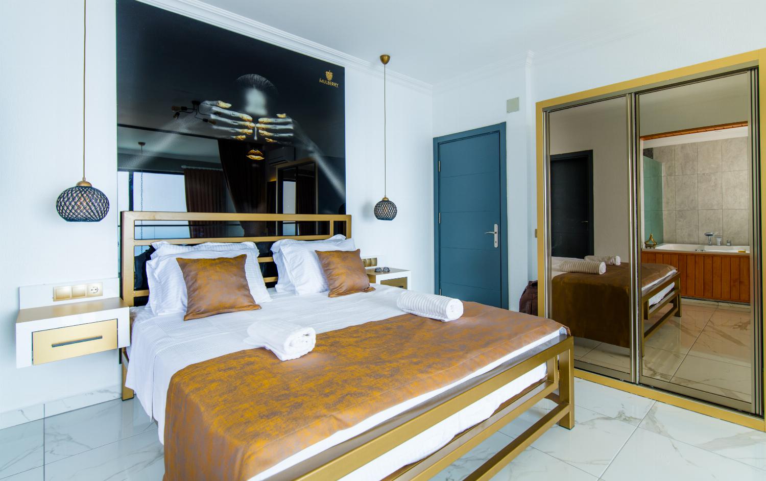 Double bedroom with en suite bathroom, A/C