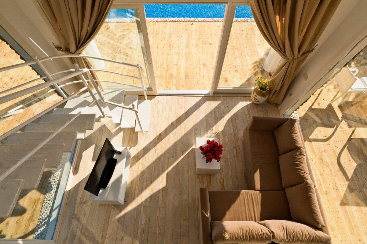 Open-plan living room with sofa,  WiFi internet, satellite TV, terrace access and sea views.