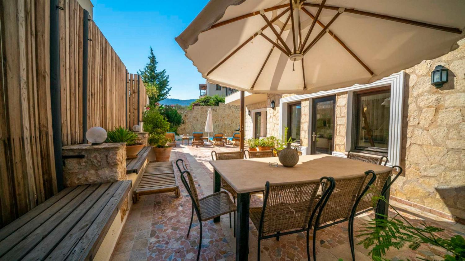 Outdoor coffee table 
