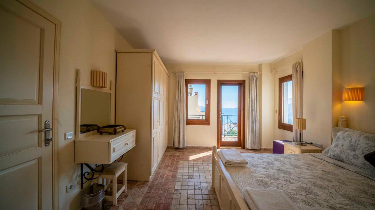 Double bedroom with en suite bathroom 