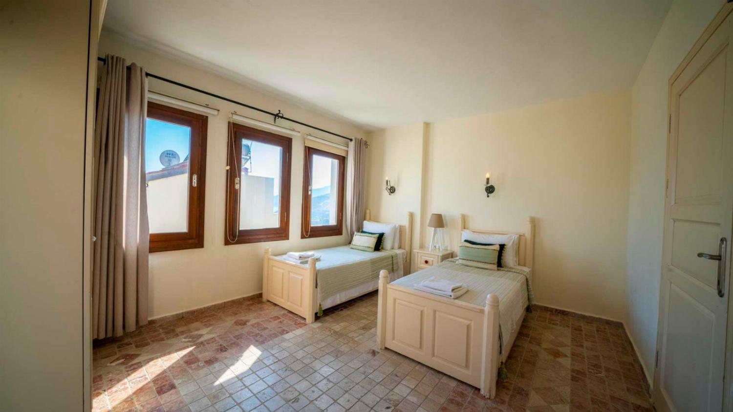 Twin bedroom with en suite bathroom