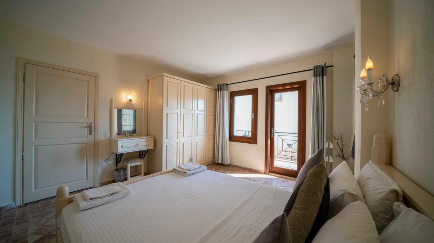 Double bedroom with en suite bathroom, A/C, and upper terrace access