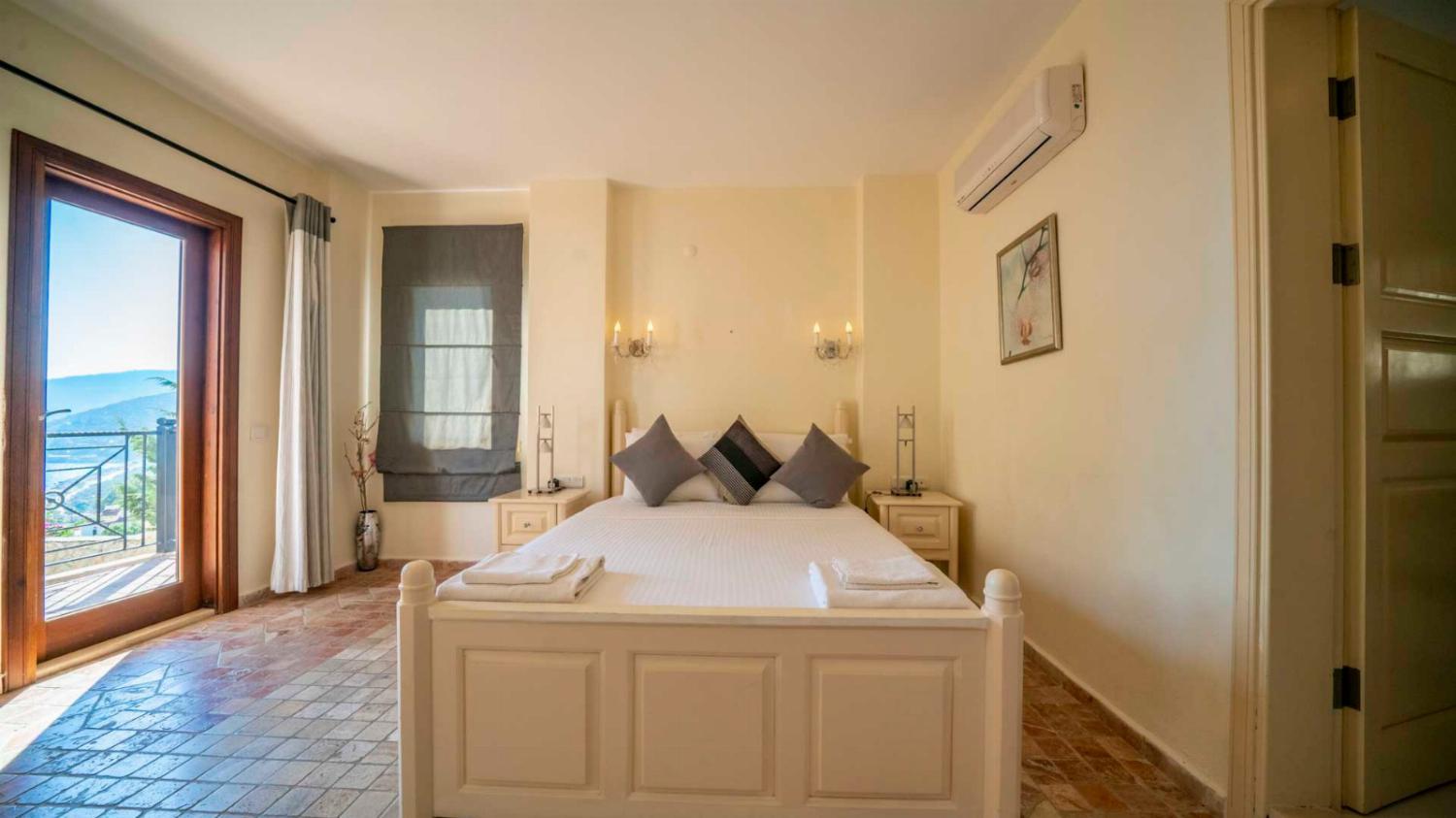 Double bedroom with en suite bathroom, A/C, and upper terrace access