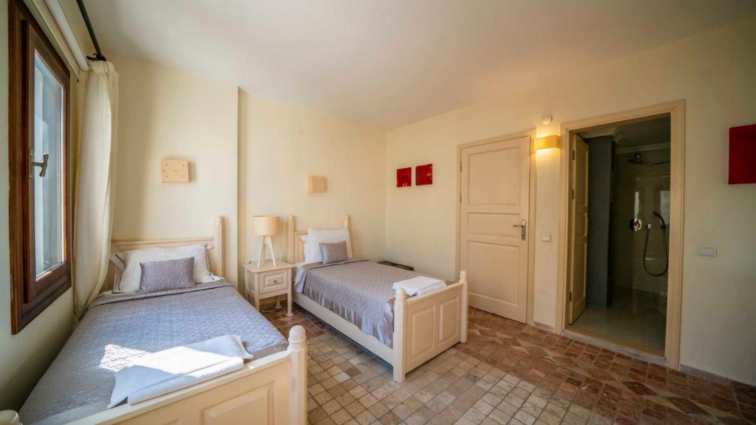 Twin bedroom with en suite bathroom