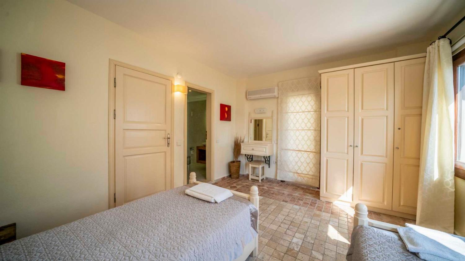 Twin bedroom with en suite bathroom