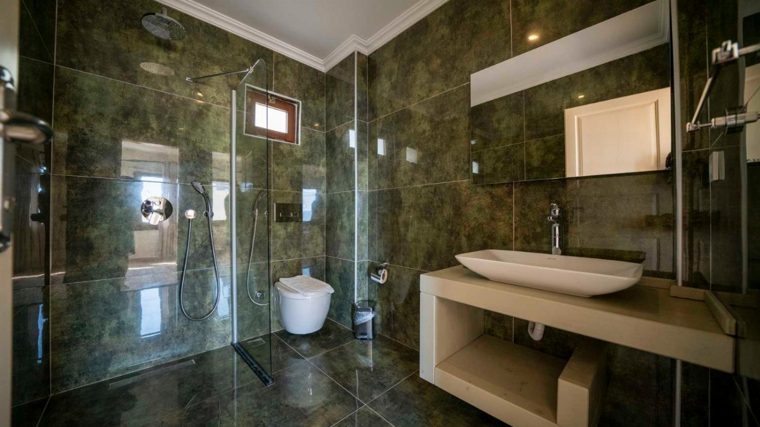 En suite bathroom with shower