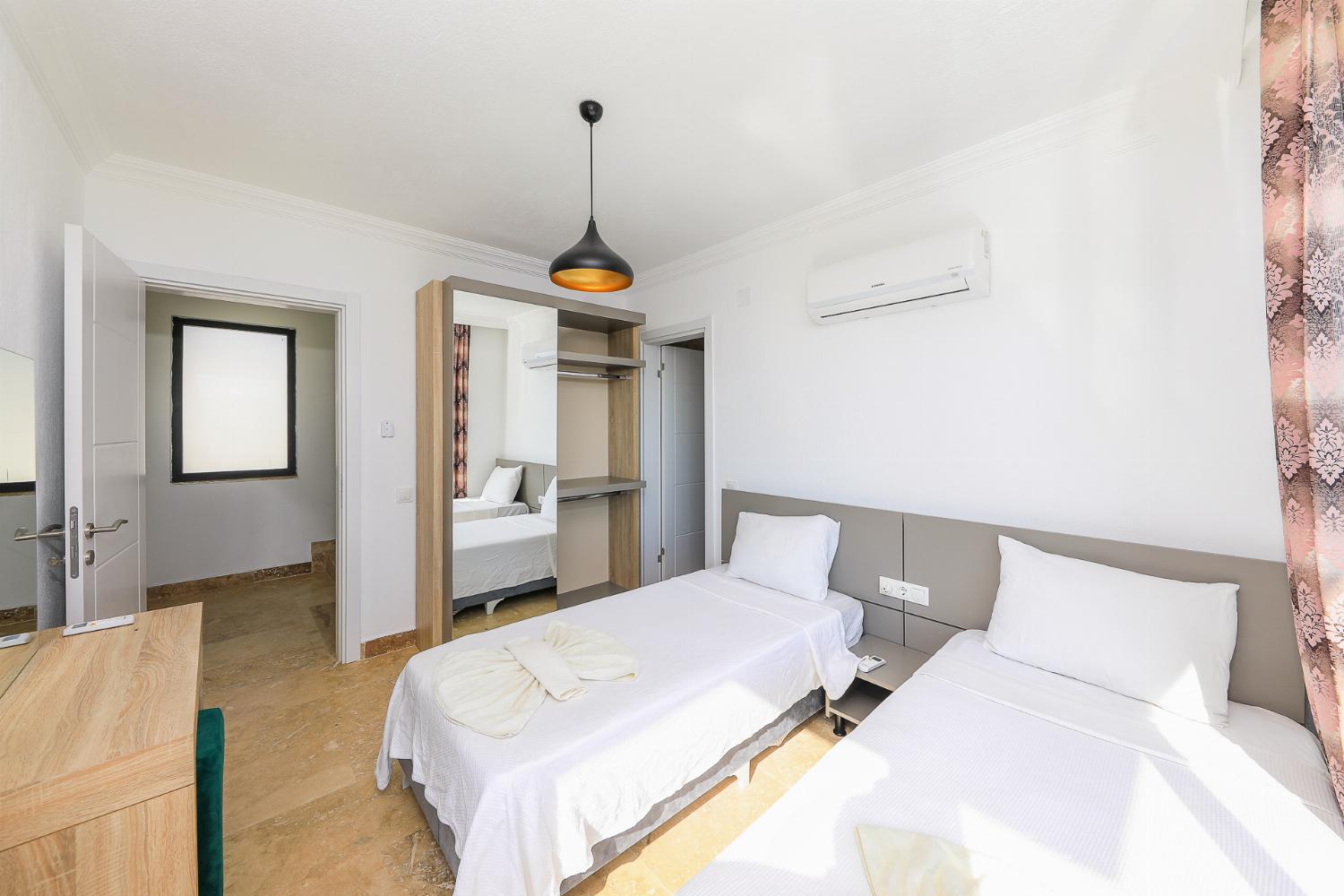 Beautiful twin bedroom 