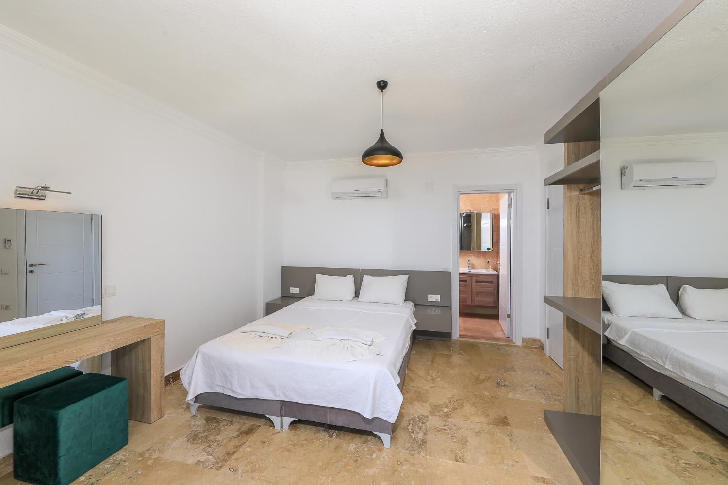 Double bedroom with en suite bathroom, A/C