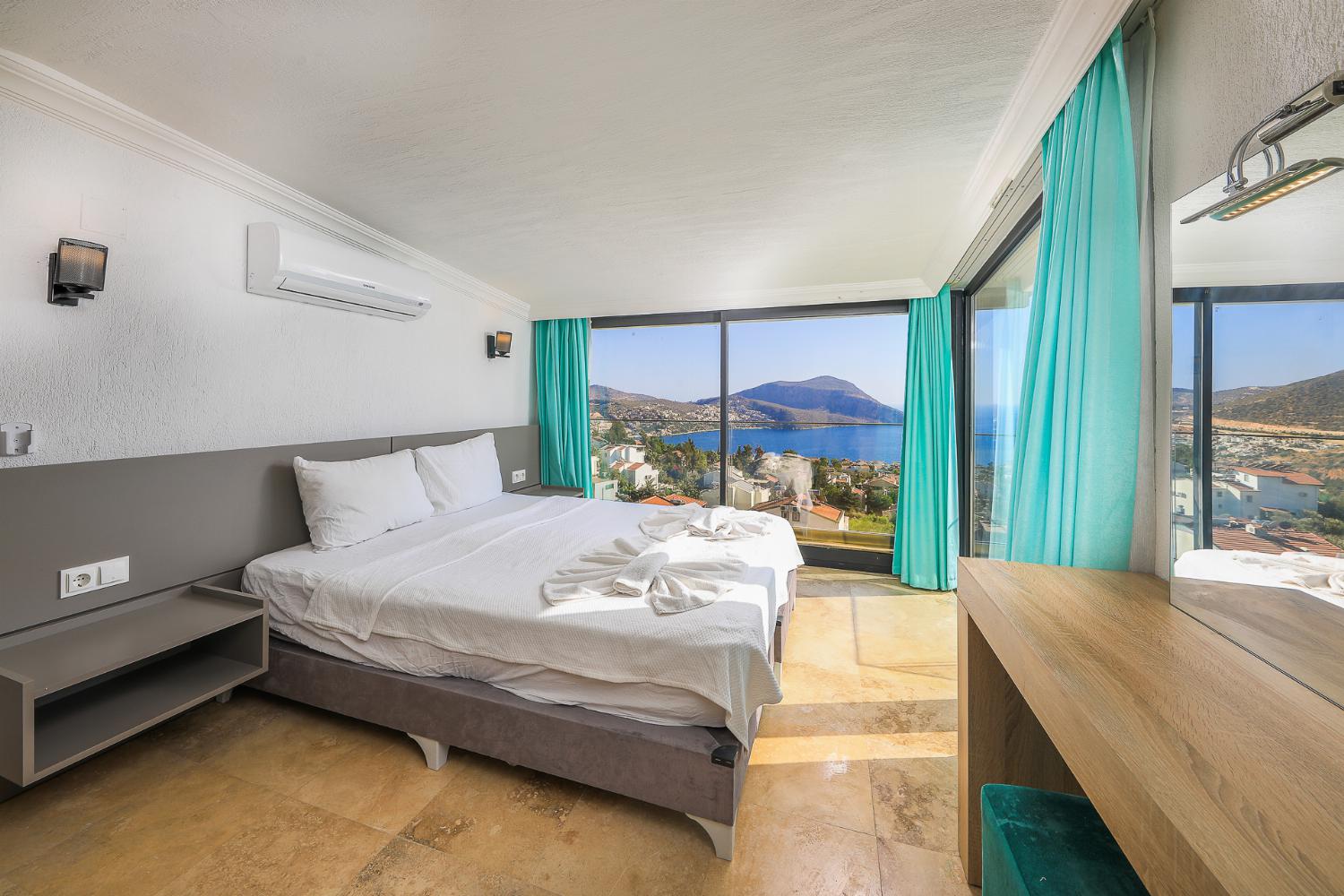 Double bedroom with panoramic sea view