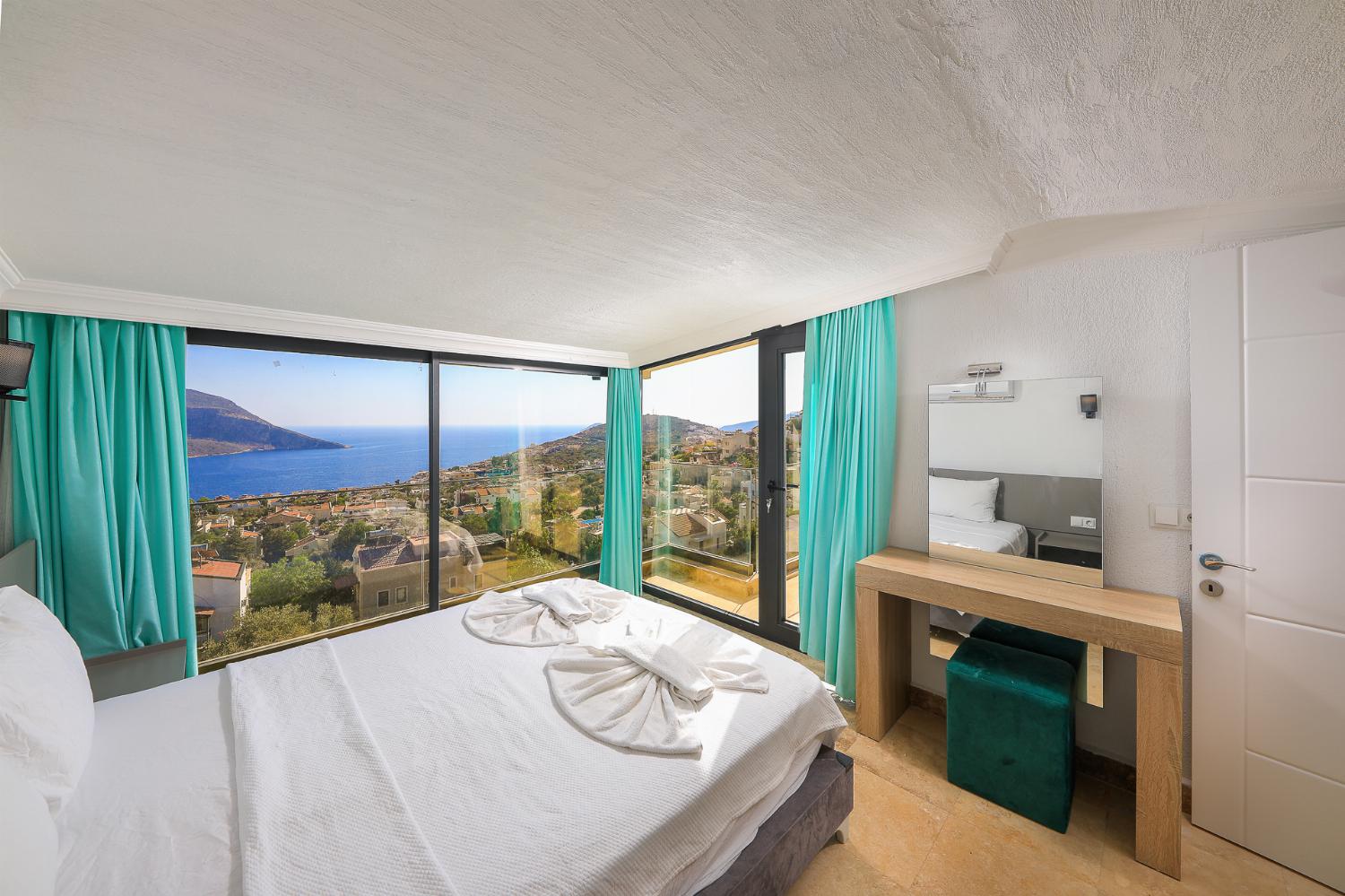 Double bedroom with panoramic sea view