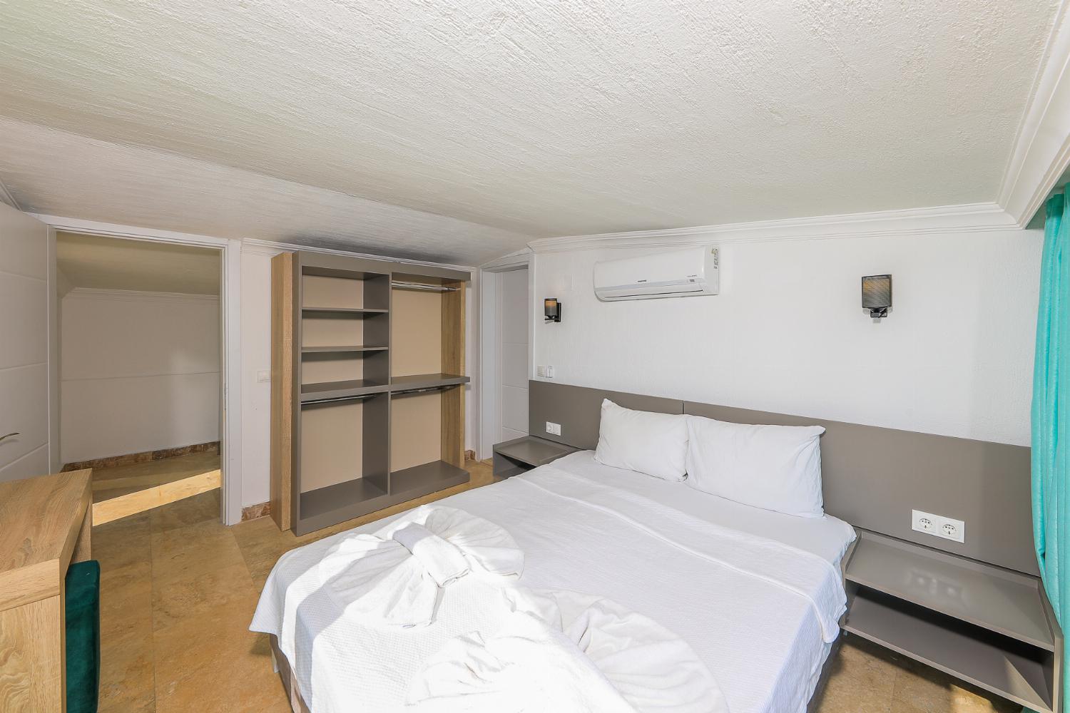 Double bedroom with en suite bathroom, A/C