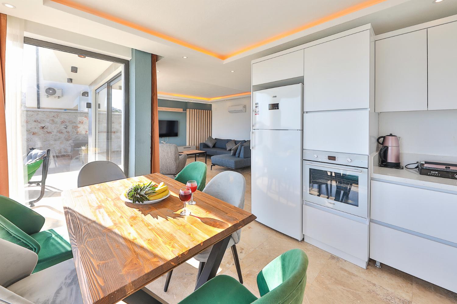 Equipped kitchen with dining area