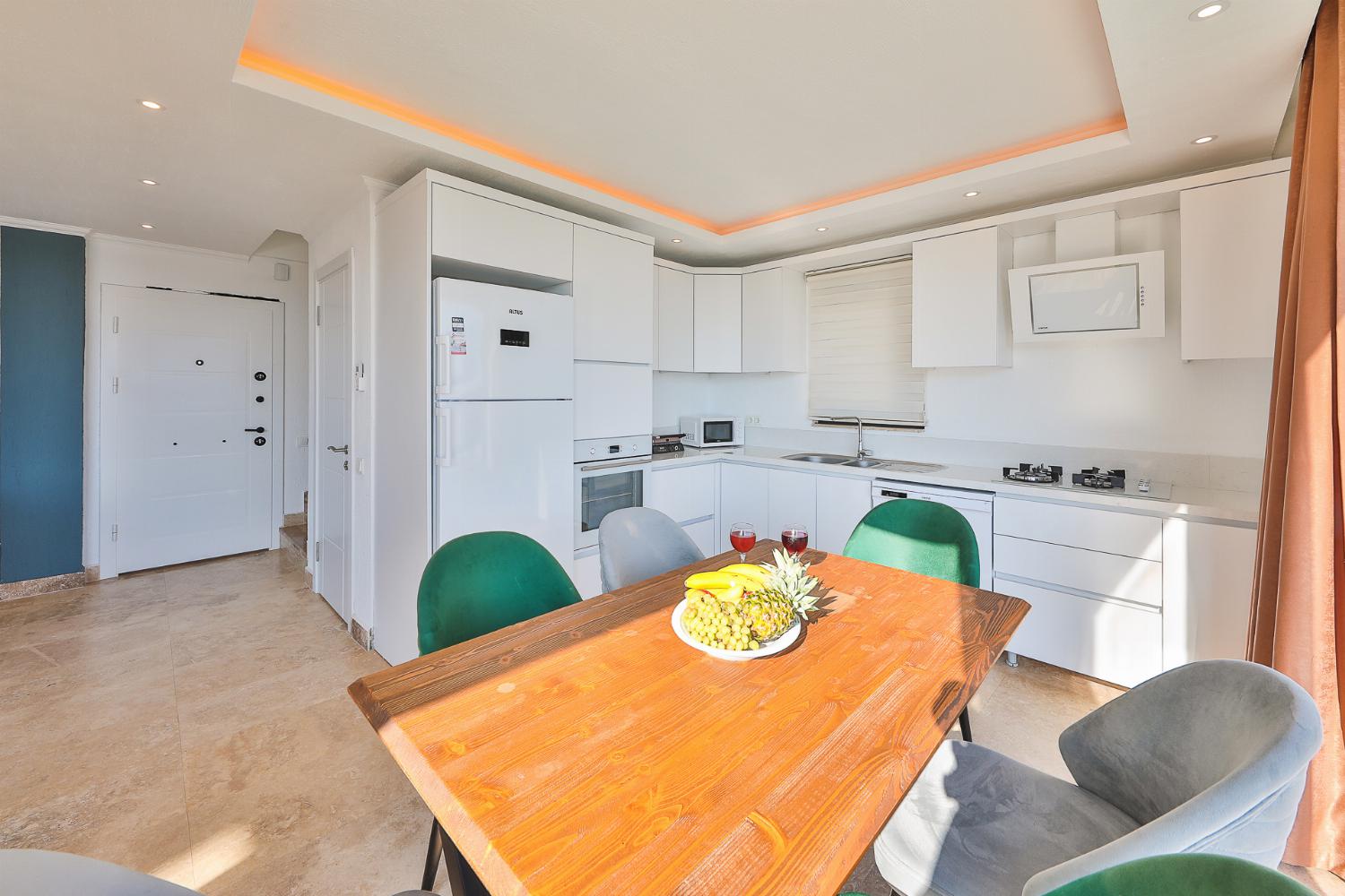 Equipped kitchen with dining area
