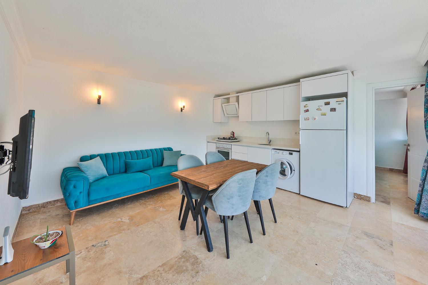 Equipped kitchen with dining area