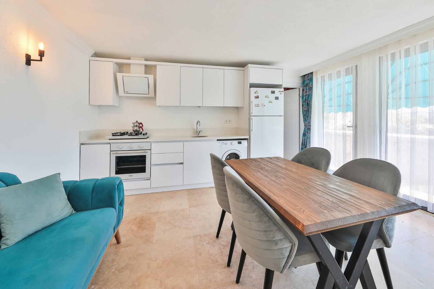Equipped kitchen with dining area
