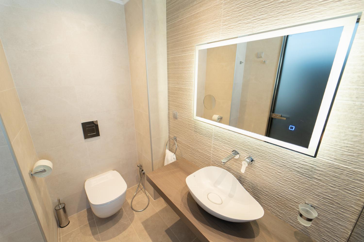 Ensuite bathroom with shower and WC