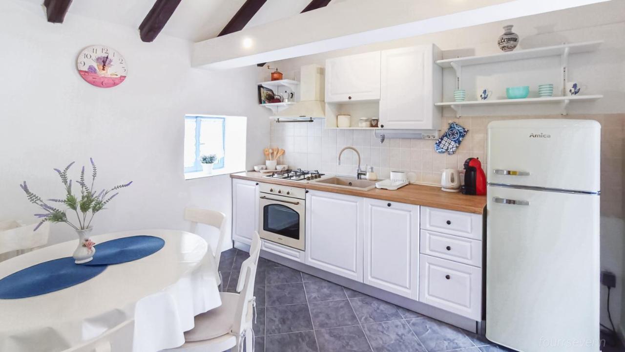 ,Equipped kitchen with dining area