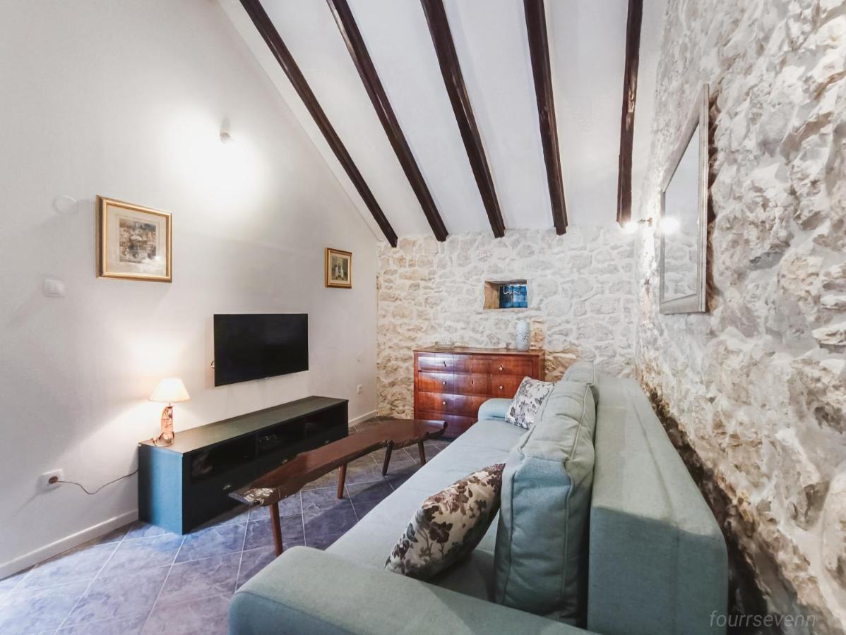 Living room with sofas, WiFi internet, satellite TV