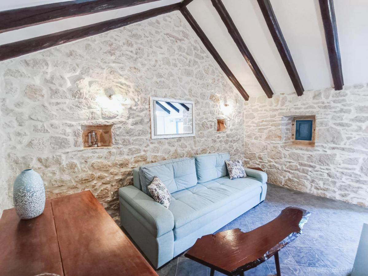 Living room with sofas, WiFi internet, satellite TV