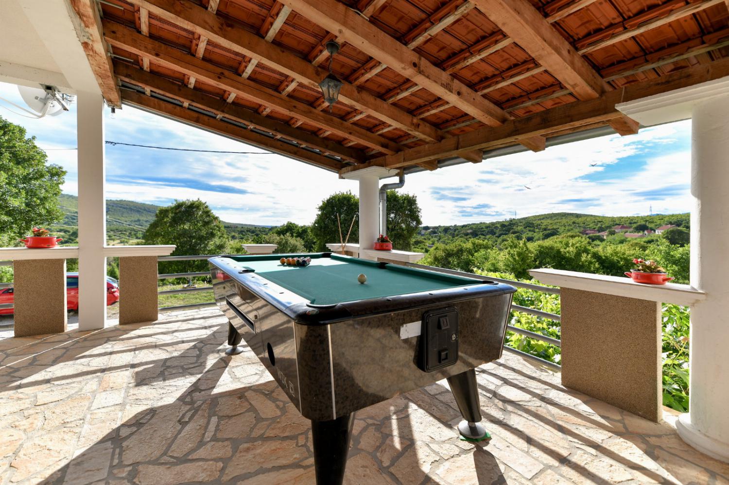 Sheltered terrasse with pool table 