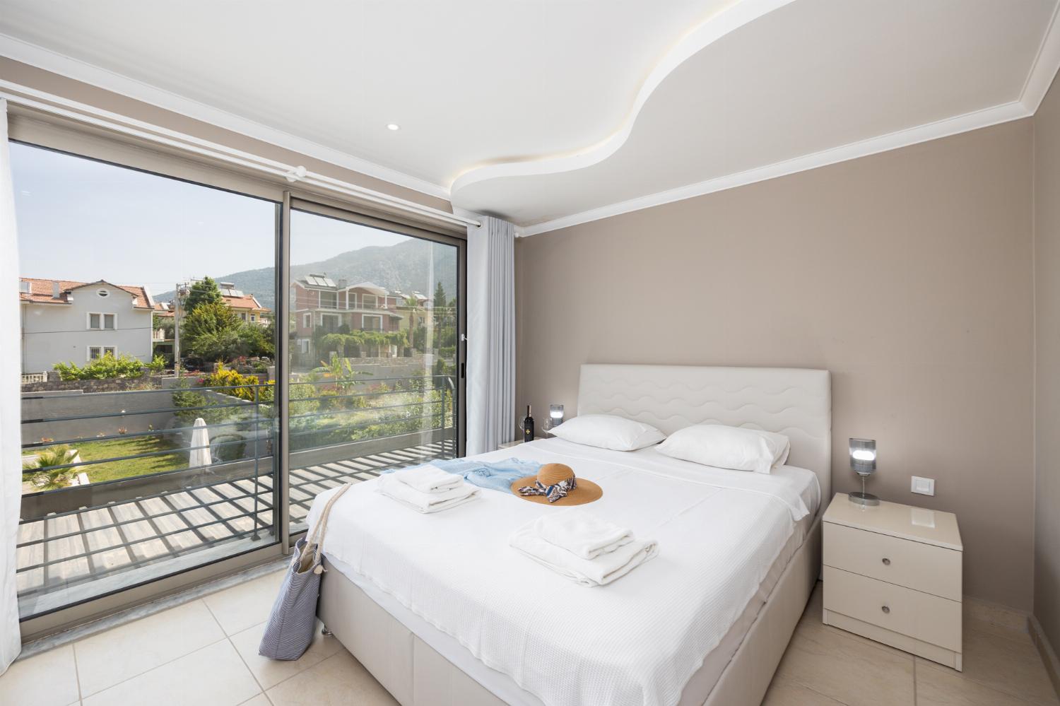 Double bedroom with en suite bathroom, A/C, and TV