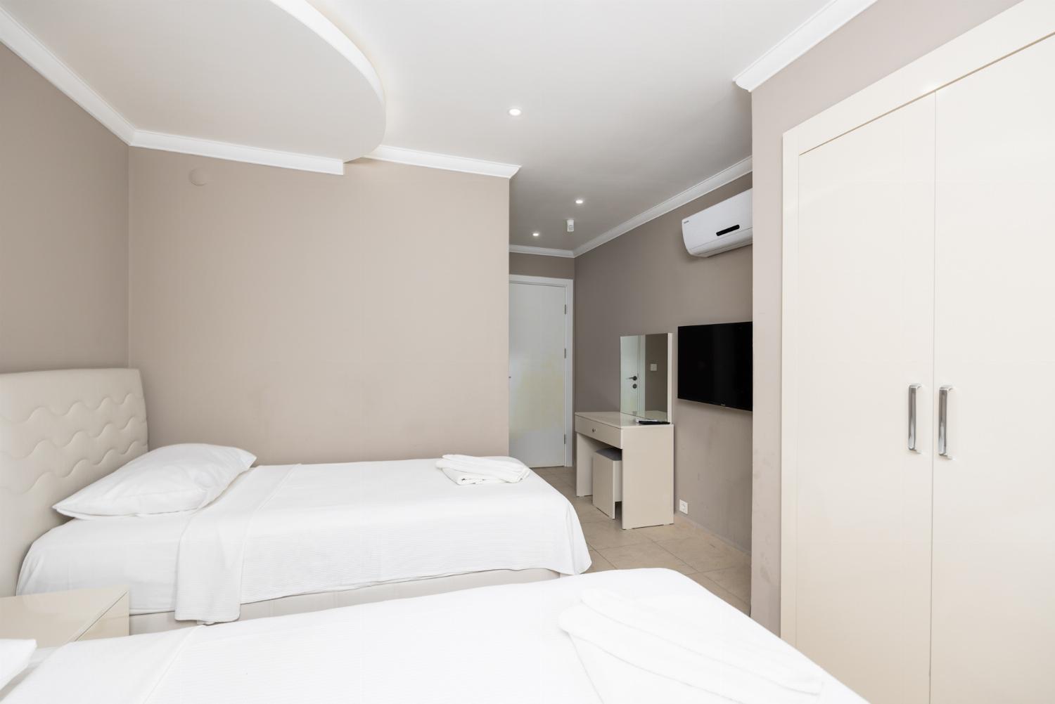 Twin bedroom with en suite bathroom, A/C, and TV