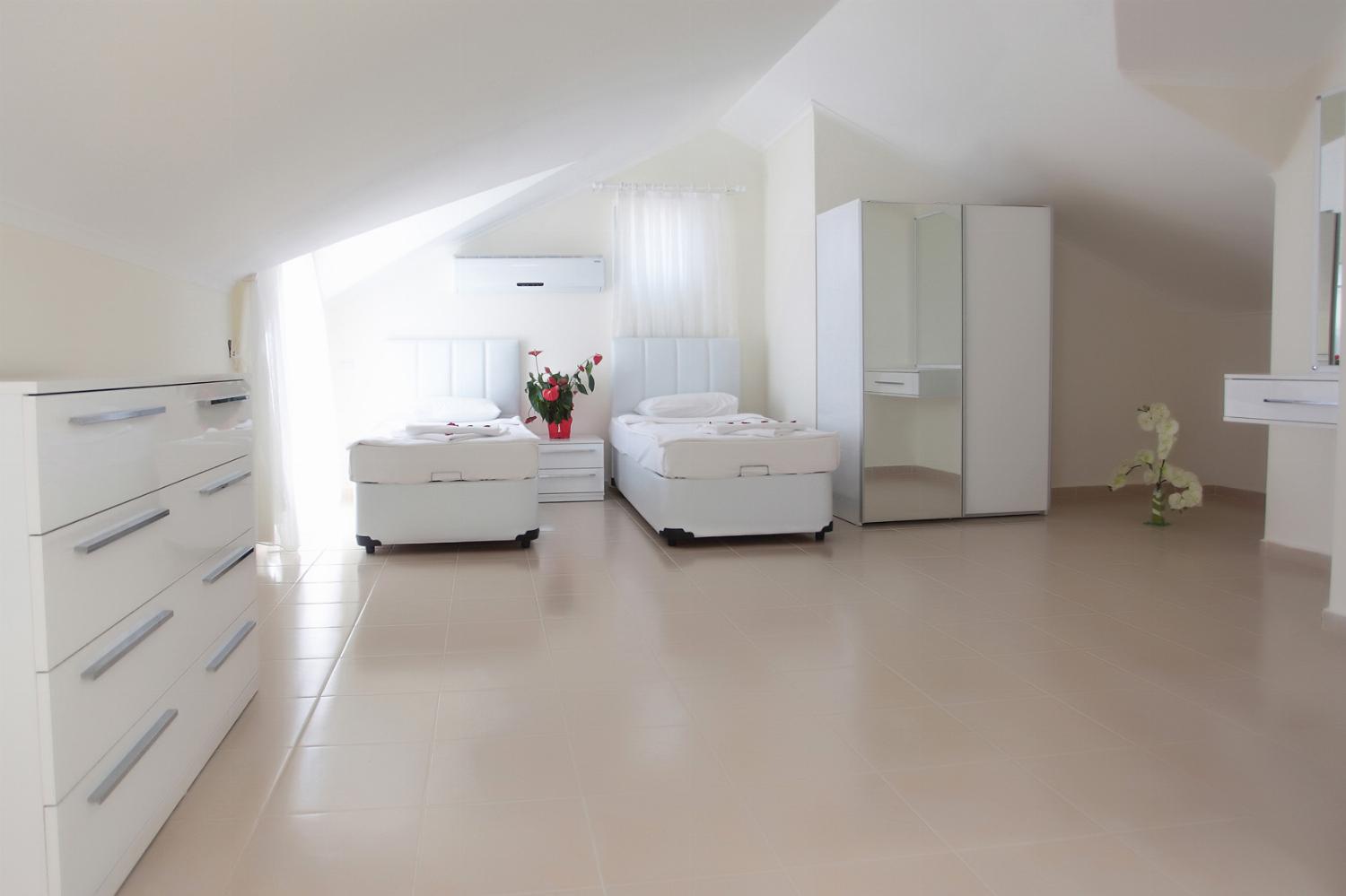 Twin bedroom with A/C