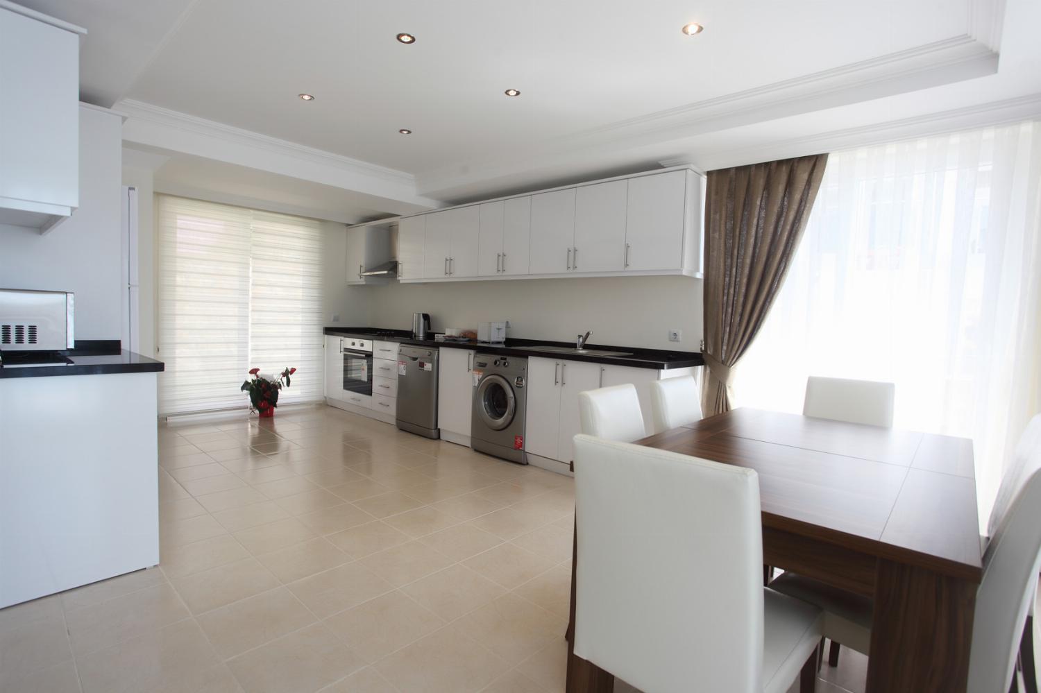 Equipped kitchen with dining area