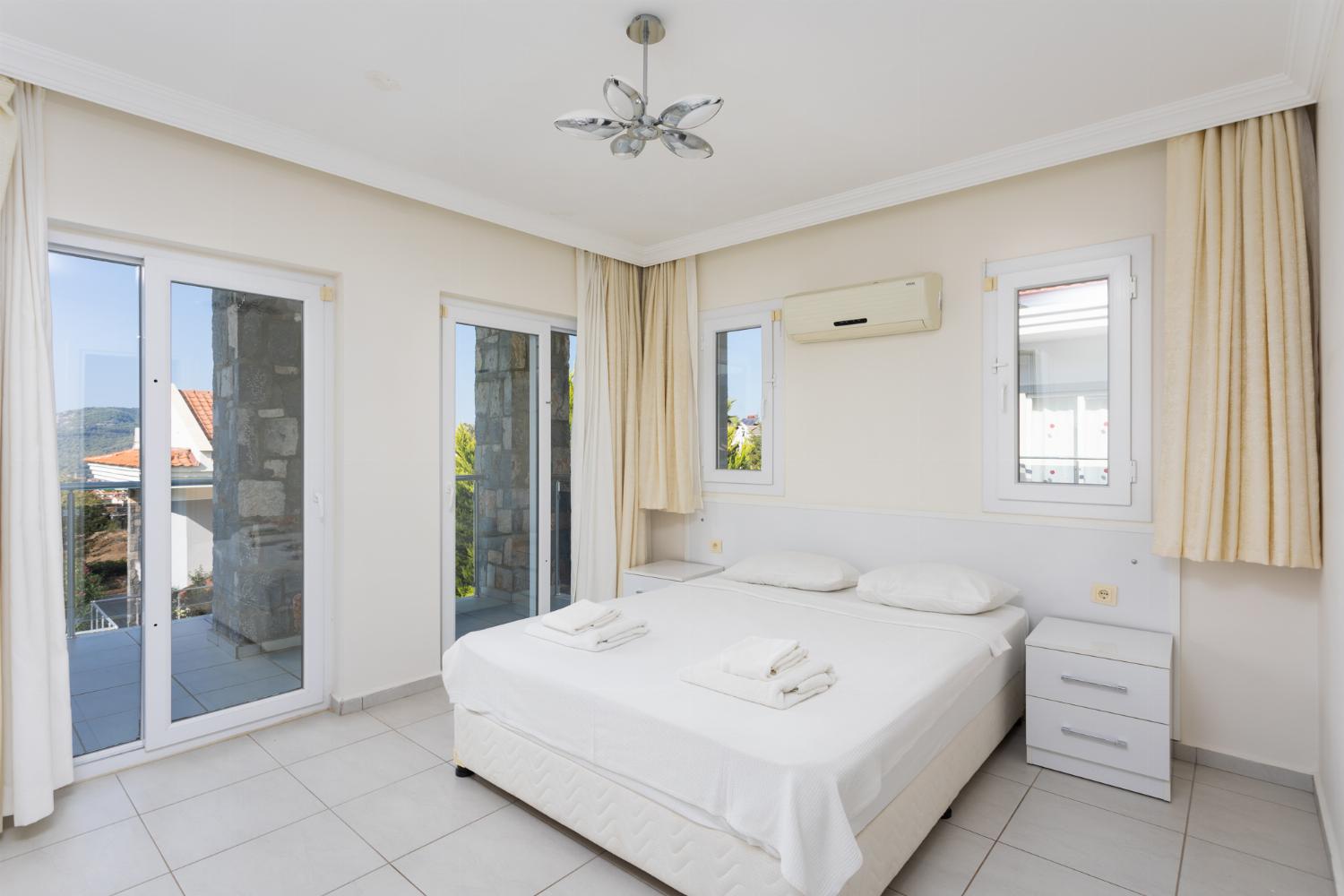 Double bedroom with en suite bathroom and A/C