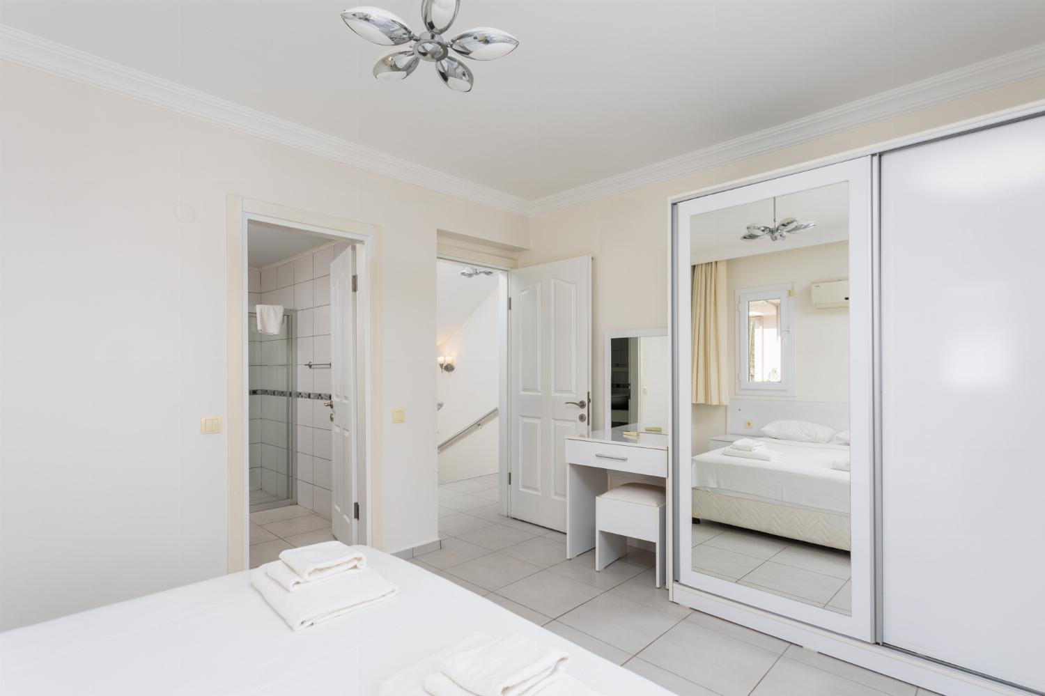 Double bedroom with en suite bathroom and A/C