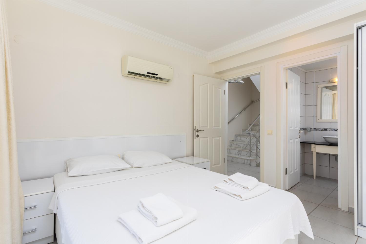 Double bedroom with en suite bathroom and A/C