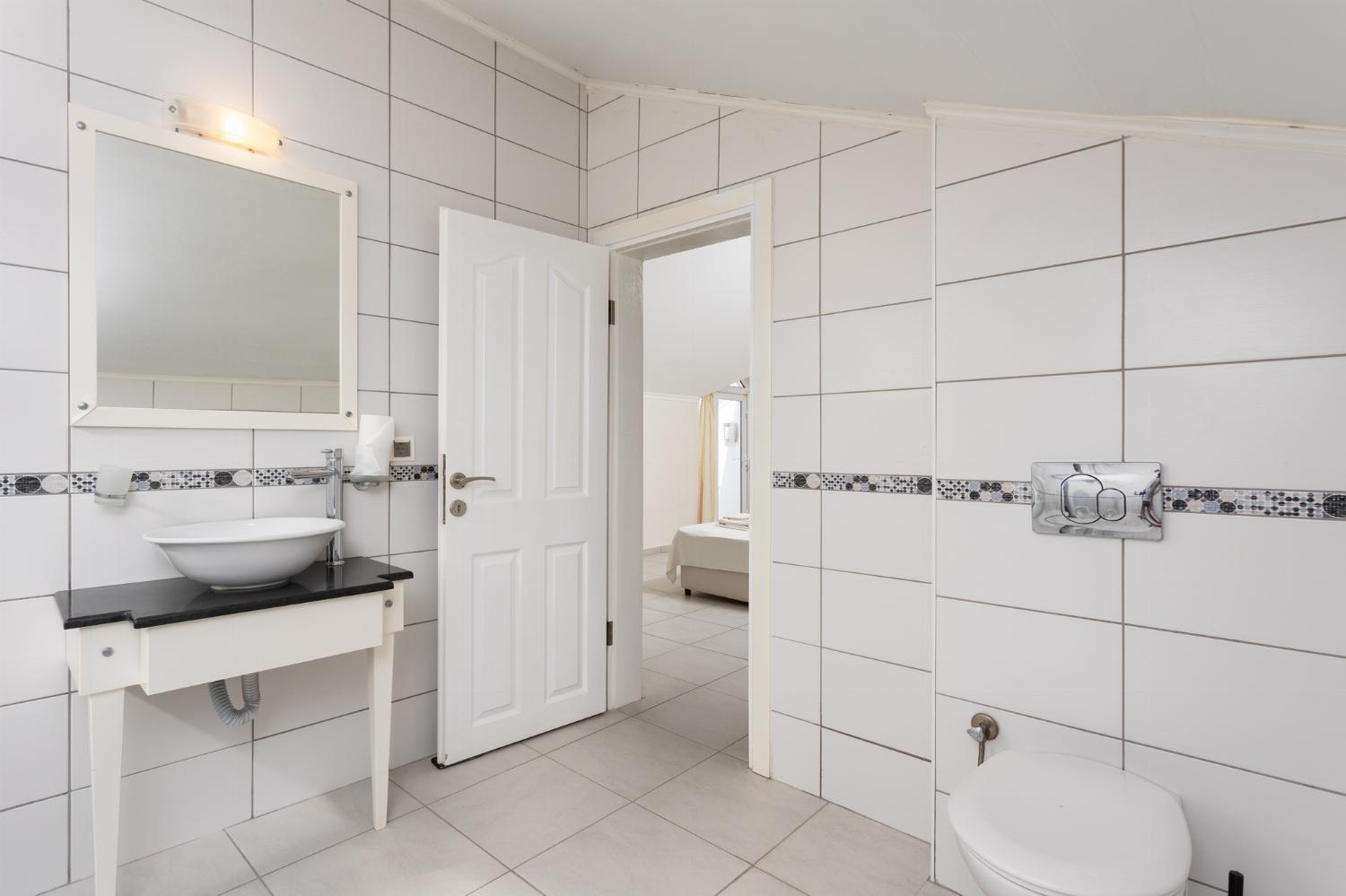 En suite bathroom with shower