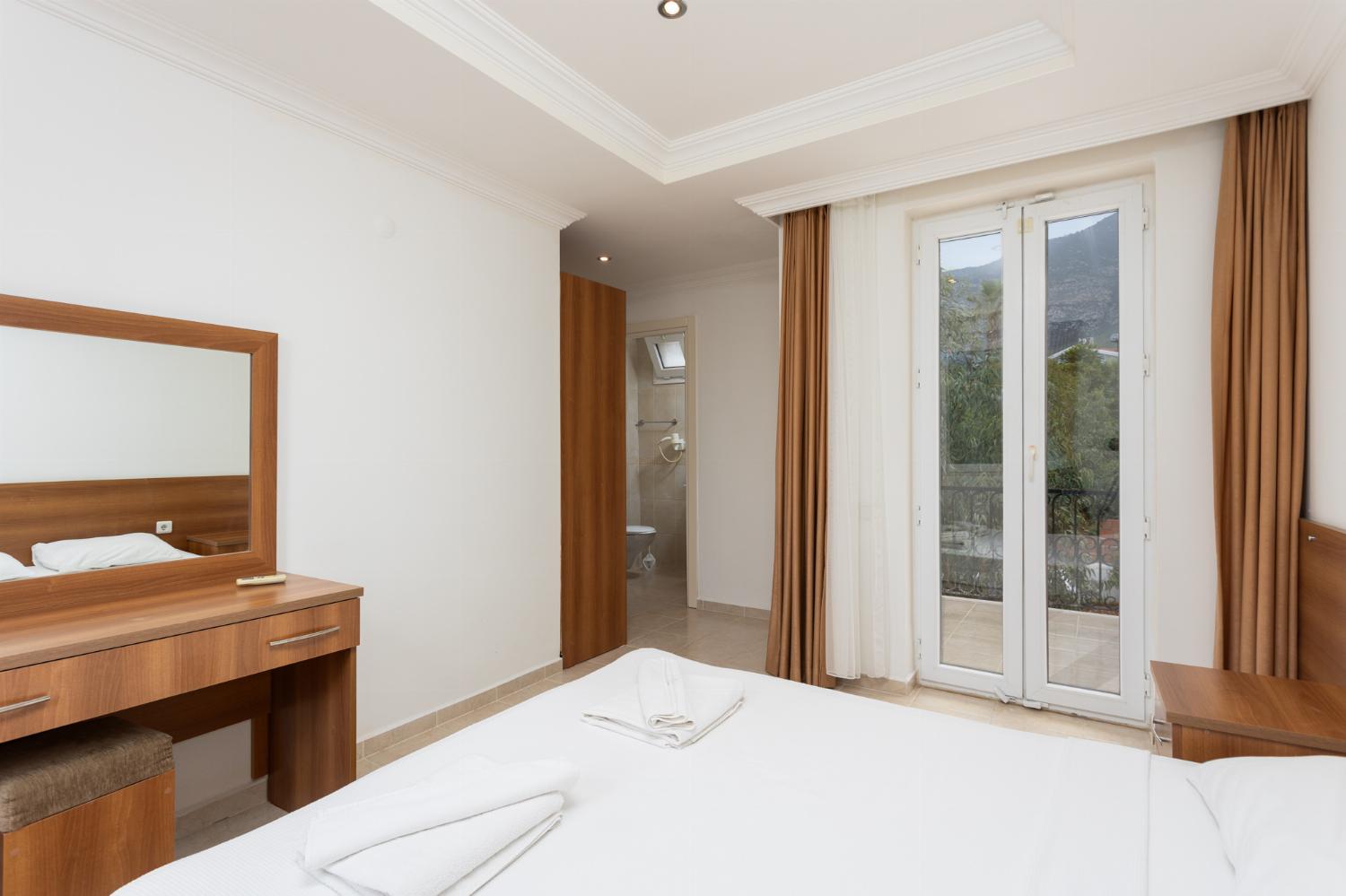 Double bedroom with en suite bathroom and A/C
