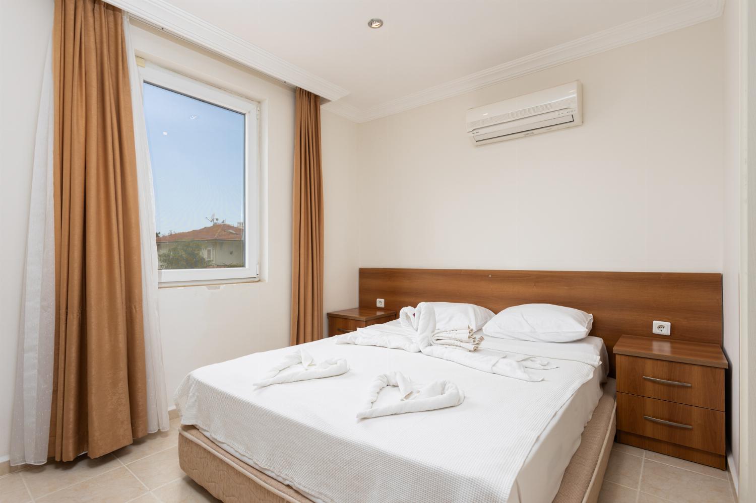 Double bedroom with en suite bathroom and A/C