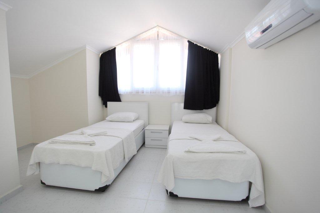 Twin bedroom with A/C