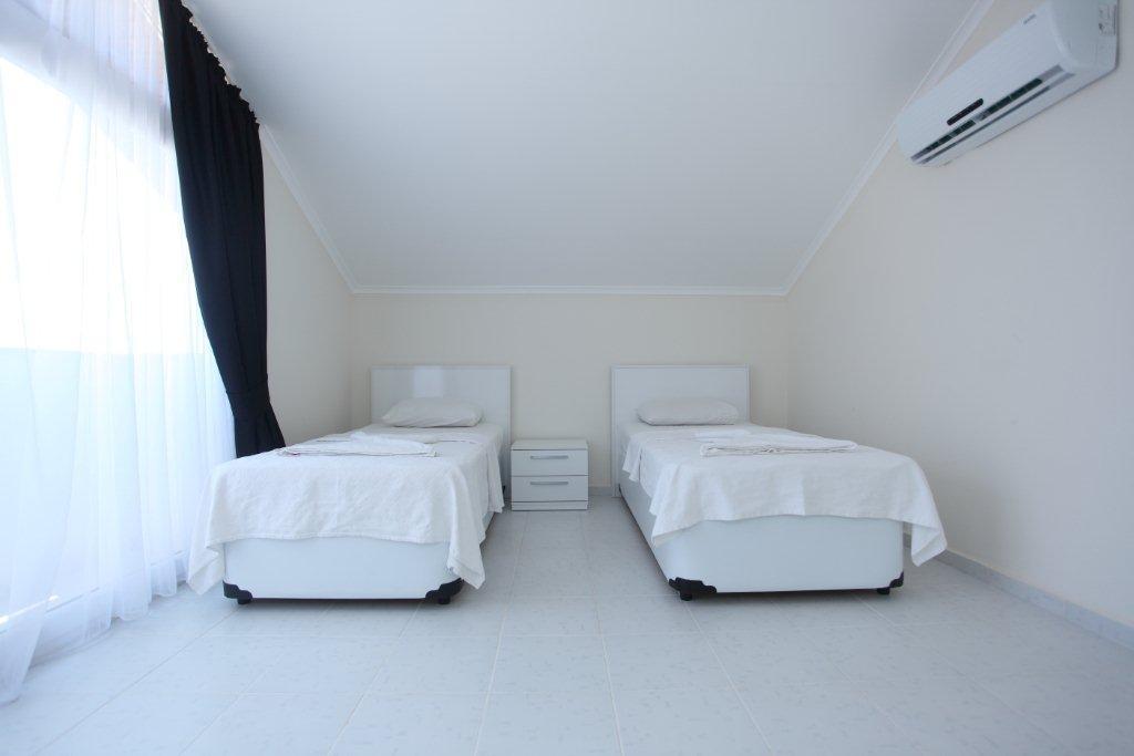 Twin bedroom with A/C