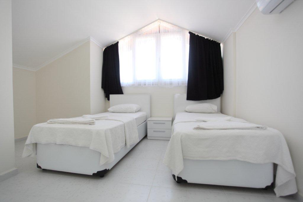 Twin bedroom with A/C