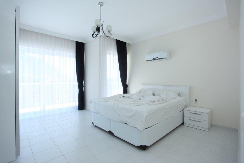 Double bedroom with A/C and terrace access