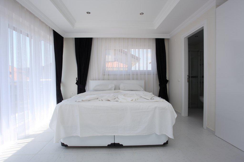 Double bedroom with A/C and terrace access