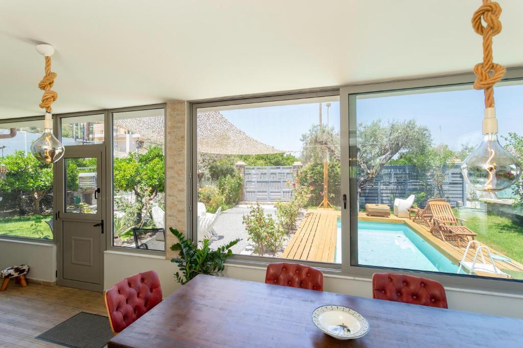 Open-plan living room with comfortable sofas, TV, WiFi, dining area with terrace access