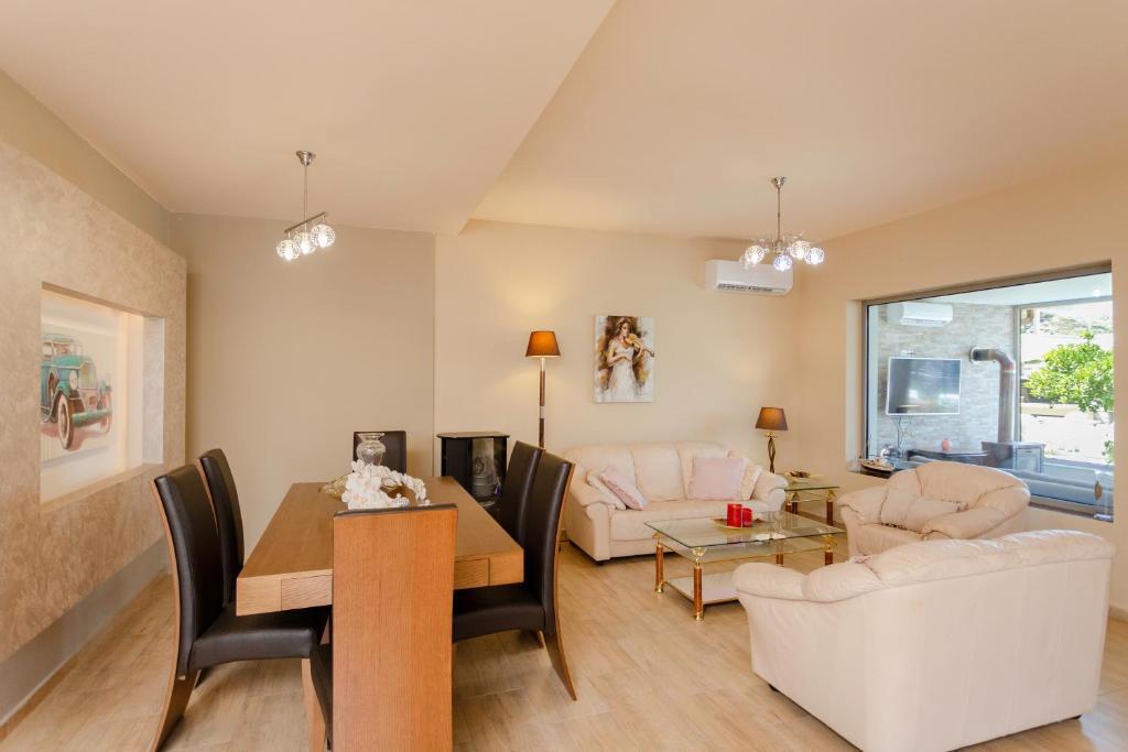 Open-plan living room with comfortable sofas, TV, WiFi, dining area with terrace access