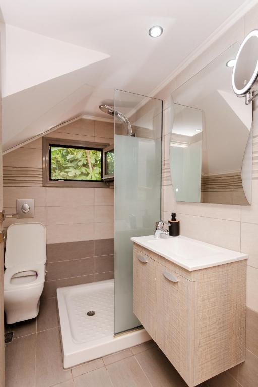 En suite bathroom with shower and WC