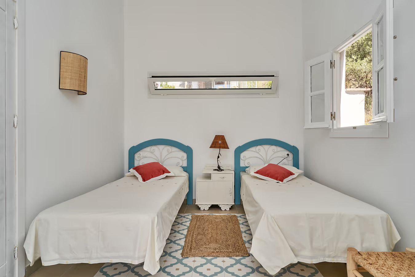 Twin bedroom with A/C