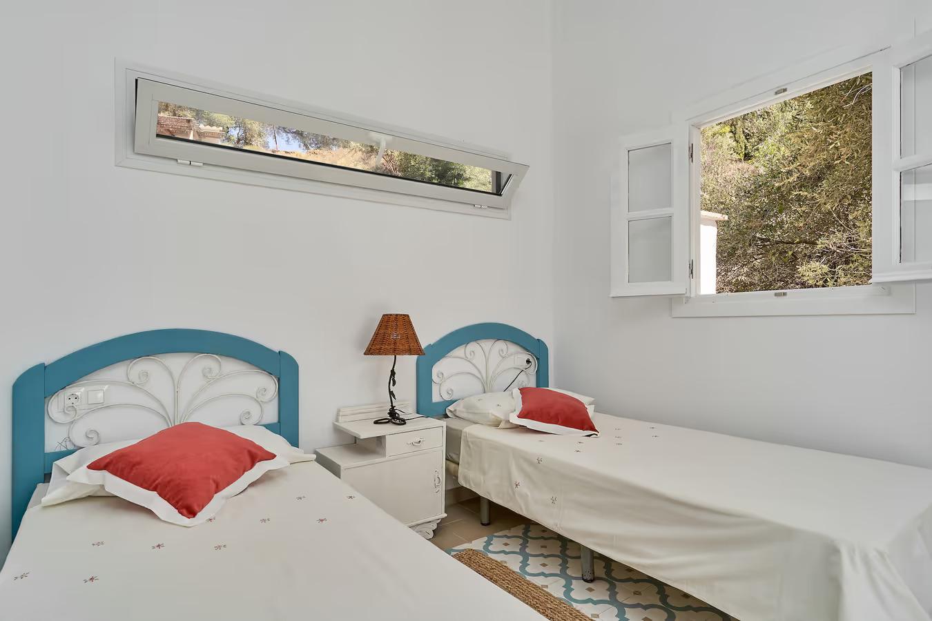 Twin bedroom with A/C