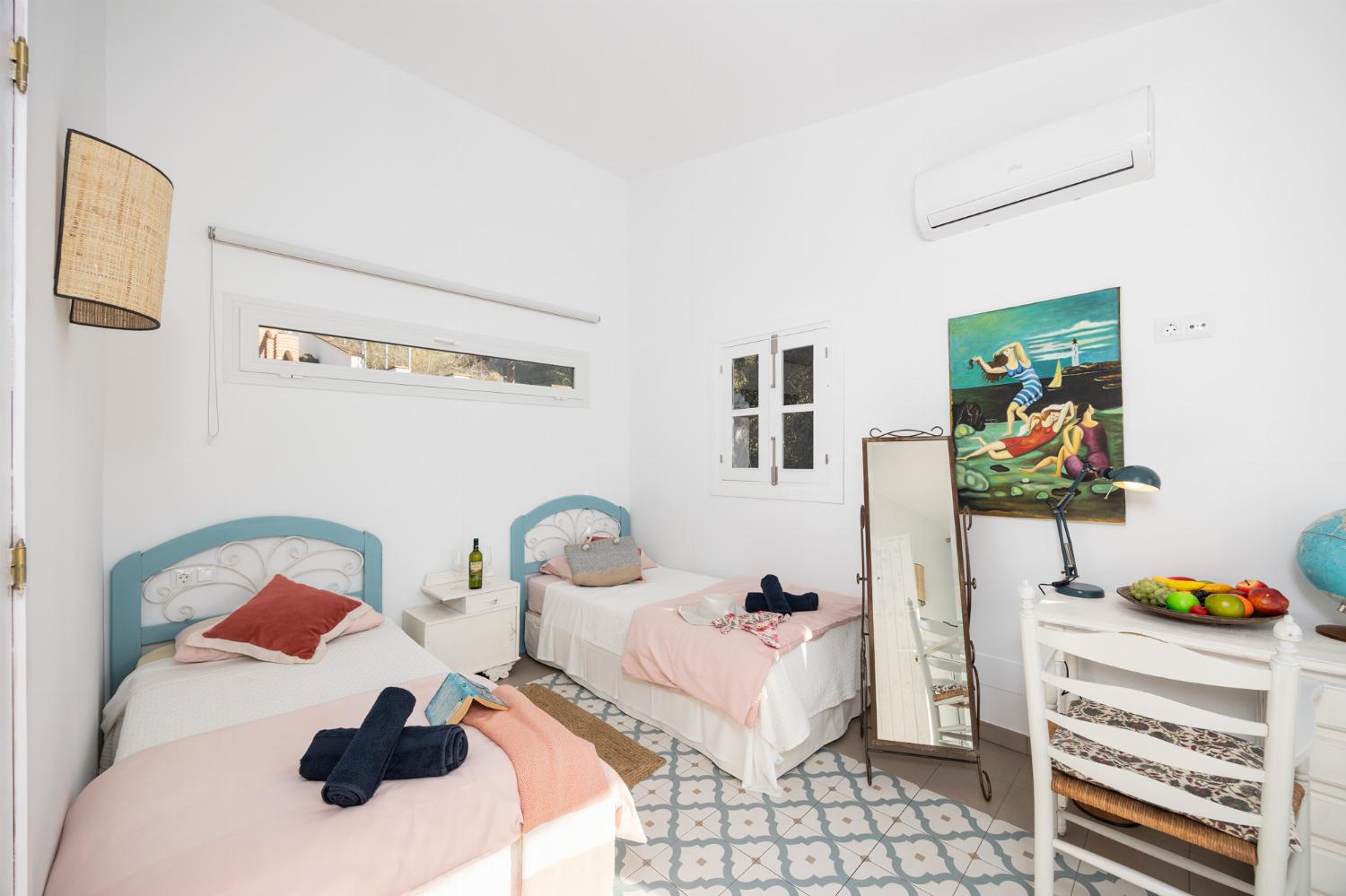 Twin bedroom with A/C