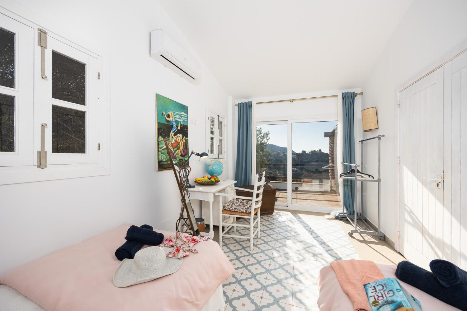 Twin bedroom with A/C